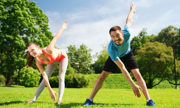 拓记：克林根争抢篮板后一瘸一拐走向替补席，赛前左小腿就有挫伤